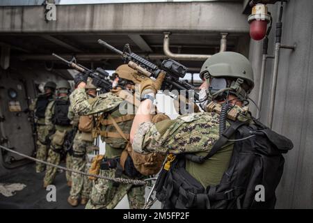 220314-N-HD110-1051 OCÉAN PACIFIQUE - (14 mars 2022) -- des marins effectuent une visite, un conseil, une fouille et une saisie (VBSS) à bord du navire de combat littoral Freedom-variant USS Milwaukee (LCS 5), 14 mars 2022. Milwaukee est déployée dans la zone d’opérations de la flotte américaine 4th pour appuyer la mission de la Force opérationnelle interagences conjointe Sud, qui comprend des missions de lutte contre le trafic de drogues illicites dans les Caraïbes et le Pacifique oriental. Banque D'Images