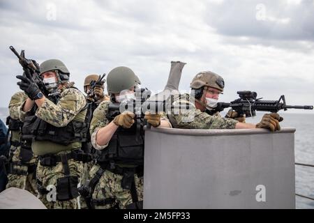 220314-N-HD110-1030 OCÉAN PACIFIQUE - (14 mars 2022) -- des marins effectuent une visite, un conseil, une fouille et une saisie (VBSS) à bord du navire de combat littoral Freedom-variant USS Milwaukee (LCS 5), 14 mars 2022. Milwaukee est déployée dans la zone d’opérations de la flotte américaine 4th pour appuyer la mission de la Force opérationnelle interagences conjointe Sud, qui comprend des missions de lutte contre le trafic de drogues illicites dans les Caraïbes et le Pacifique oriental. Banque D'Images