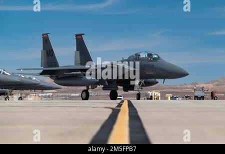 Un aigle de grève F-15E affecté à la 366th Escadre de chasseurs, base aérienne de Mountain Home, Idaho, prend un taxi pour une mission drapeau rouge-Nellis 22-2 à la base aérienne de Nellis, Nevada, 14 mars 2022. L'escadron d'entraînement au combat 414th effectue des exercices du drapeau rouge afin de fournir aux équipages l'expérience de multiples sorties de combat aériennes intensives dans la sécurité d'un milieu d'entraînement. Banque D'Images