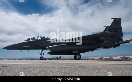Un aigle de grève F-15E affecté à l'aile de combat 366th, base aérienne de Mountain Home, Idaho, taxi sur la piste avant une mission Red Flag-Nellis 22-2 à la base aérienne de Nellis, Nevada, 14 mars 2022. Les participants mènent une variété de scénarios, y compris le contre-air défensif, la suppression de contre-air offensif des défenses aériennes ennemies et l'interdiction de contre-air offensif. Banque D'Images