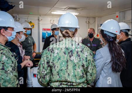 220314-N-NW981-1093 YOKOSUKA, Japon (14 mars 2022) Capt Merrill Rice, médecin-hygiéniste principal à bord des États-Unis Le seul porte-avions déployé par l’avant de la Marine, l’USS Ronald Reagan (CVN 76), effectue une visite du département médical aux États-Unis Hôpital naval de Yokosuka (USNHY) médecins et médecins du programme de bourses japonais. Les médecins du programme de bourses apprennent la médecine ambulatoire et hospitalière, et servent de liaisons médicales entre USNHY et les hôpitaux japonais locaux. Ronald Reagan, le navire amiral du Carrier Strike Group 5, fournit une force prête au combat qui protège et défend les États-Unis, et s. Banque D'Images