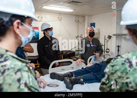 220314-N-NW981-1095 YOKOSUKA, Japon (14 mars 2022) Capt Merrill Rice, médecin-hygiéniste principal à bord des États-Unis Le seul porte-avions déployé par l’avant de la Marine, l’USS Ronald Reagan (CVN 76), effectue une visite du département médical aux États-Unis Hôpital naval de Yokosuka (USNHY) médecins et médecins du programme de bourses japonais. Les médecins du programme de bourses apprennent la médecine ambulatoire et hospitalière, et servent de liaisons médicales entre USNHY et les hôpitaux japonais locaux. Ronald Reagan, le navire amiral du Carrier Strike Group 5, fournit une force prête au combat qui protège et défend les États-Unis, et s. Banque D'Images