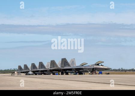 ÉTATS-UNIS Les rapaces F-22 de la Force aérienne affectés au 94th Escadron de chasse, base interarmées Langley-Eustis (Virginie), sont assis sur la ligne de vol de la base aérienne de Tyndall (Floride), au 14 mars 2022. Le FS de 94th a participé au Programme d’évaluation du système d’armes – est 22,06, une évaluation officielle de la capacité d’un escadron de mener des missions d’incendie direct air-air dans un milieu de formation afin de préparer les pilotes au combat. Banque D'Images