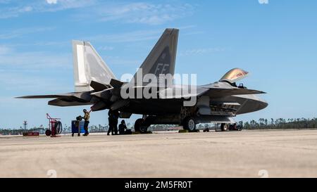 ÉTATS-UNIS Des aviateurs affectés à la base conjointe Langley-Eustis, en Virginie, travaillent sur un F-22 Raptor à la base aérienne de Tyndall, en Floride, au 14 mars 2022. Six rapaces de la JBLE ont pris l’avion pour le Programme d’évaluation du système d’armes-est 22,06, une évaluation officielle de la capacité d’un escadron de mener des missions de tir direct air-air dans un environnement d’entraînement afin de préparer les pilotes au combat. Banque D'Images