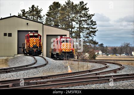 Les membres de l'équipe des opérations ferroviaires de fort McCoy préparent les locomotives de l'Armée 14 mars 2022 pour un mouvement ferroviaire pour la Compagnie des ingénieurs de 485th. Fort McCoy est l'une des petites installations de l'Armée de terre où sont présentes des locomotives de l'Armée de terre. Pendant les nombreuses décennies d’existence de fort McCoy, la capacité de transporter du fret et de l’équipement depuis et vers l’installation ferroviaire a toujours été présente. Au cours de la Seconde Guerre mondiale, par exemple, le chemin de fer de fort McCoy a été l'une des principales formes de transport pour amener les troupes à l'entraînement et à la maison après la guerre, ainsi que pour transporter du fret et de l'équipement à l'intérieur et à l'intérieur Banque D'Images