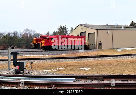 Les membres de l'équipe des opérations ferroviaires de fort McCoy préparent les locomotives de l'Armée 14 mars 2022 pour un mouvement ferroviaire pour la Compagnie des ingénieurs de 485th. Fort McCoy est l'une des petites installations de l'Armée de terre où sont présentes des locomotives de l'Armée de terre. Pendant les nombreuses décennies d’existence de fort McCoy, la capacité de transporter du fret et de l’équipement depuis et vers l’installation ferroviaire a toujours été présente. Au cours de la Seconde Guerre mondiale, par exemple, le chemin de fer de fort McCoy a été l'une des principales formes de transport pour amener les troupes à l'entraînement et à la maison après la guerre, ainsi que pour transporter du fret et de l'équipement à l'intérieur et à l'intérieur Banque D'Images