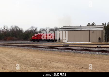 Les membres de l'équipe des opérations ferroviaires de fort McCoy préparent les locomotives de l'Armée 14 mars 2022 pour un mouvement ferroviaire pour la Compagnie des ingénieurs de 485th. Fort McCoy est l'une des petites installations de l'Armée de terre où sont présentes des locomotives de l'Armée de terre. Pendant les nombreuses décennies d’existence de fort McCoy, la capacité de transporter du fret et de l’équipement depuis et vers l’installation ferroviaire a toujours été présente. Au cours de la Seconde Guerre mondiale, par exemple, le chemin de fer de fort McCoy a été l'une des principales formes de transport pour amener les troupes à l'entraînement et à la maison après la guerre, ainsi que pour transporter du fret et de l'équipement à l'intérieur et à l'intérieur Banque D'Images