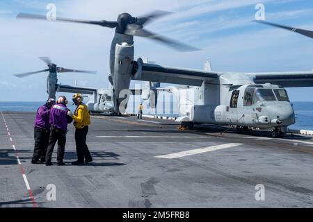 LES marins DE LA MER DES PHILIPPINES (14 mars 2022) affectés au navire d'assaut amphibie déployé à l'avant USS America (LHA 6) effectuent des opérations de vol avec des avions MV-22B Osprey tiltrotor de l'unité expéditionnaire maritime (UMM) 31st. L'Amérique, navire chef de file du America Amphiobie Ready Group, ainsi que le MEU 31st, opère dans la zone de responsabilité de la flotte US 7th afin d'améliorer l'interopérabilité avec les alliés et les partenaires et de servir de force de réponse prête à l'emploi pour défendre la paix et la stabilité dans la région Indo-Pacifique. Banque D'Images