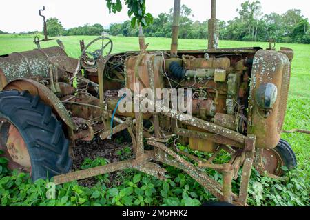 Tracteur Allis Chalmers D-272, abandonné Banque D'Images