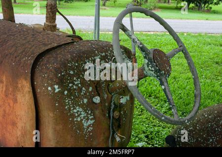 Vieux tracteur Allis-Chalmers D272, rouille dans le champ. Banque D'Images