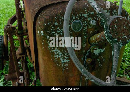 Vieux tracteur Allis-Chalmers D272, rouille dans le champ. Banque D'Images