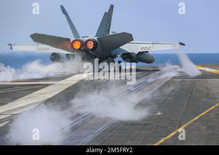 MER DES PHILIPPINES (15 mars 2022) un F/A-18E Super Hornet, affecté aux « Tophatters » de l'escadron de combat Strike (VFA) 14, est lancé à partir du pont de vol du porte-avions de la classe Nimitz USS Abraham Lincoln (CVN 72) pour effectuer une démonstration aérienne conjointe à long rayon d'action en mer jaune, au 15 mars. Abraham Lincoln Strike Group est en cours de déploiement prévu dans la zone d'exploitation de la flotte américaine 7th afin d'améliorer l'interopérabilité par le biais d'alliances et de partenariats tout en servant de force de réaction prête à l'emploi pour soutenir une région libre et ouverte d'Indo-Pacifique. Banque D'Images