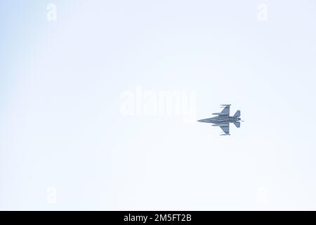 Un F-16 survole un système de défense aérienne Avenger pendant l'exercice ARCTIC EDGE 2022 à la base aérienne d'Eielson, Alaska, 14 mars 2022. Le F-16s a survolé les Avengers pour fournir aux gardes nationaux de Floride une formation réaliste de défense aérienne dans les environnements austères de l'arctique. Banque D'Images