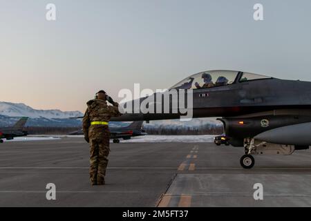 ÉTATS-UNIS Tech. De la Force aérienne Le Sgt Brayden Bubp, un chef d’équipage F-16 affecté à la 180th aile Fighter de la Garde nationale de l’Ohio, dirige un faucon Fighting Fighting Faucon F-16 pour un vol d’entraînement à la base interarmées Elmendorf-Richardson, en Alaska, au cours des États-Unis Exercice de commandement du Nord ARCTIC EDGE 2022, 15 mars 2022. AE22 est un exercice biennal de défense pour les États-Unis Le Commandement du Nord et les Forces armées canadiennes doivent démontrer et exercer une capacité conjointe de déploiement et d’exploitation rapides dans l’Arctique. Banque D'Images