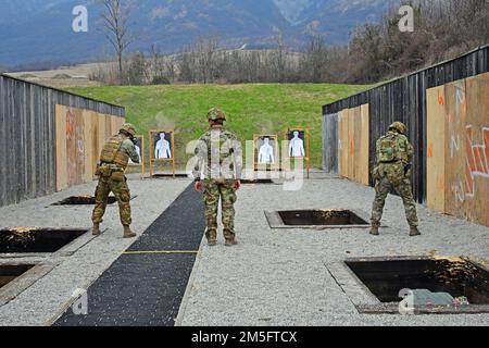 ÉTATS-UNIS Les parachutistes de l'armée, affectés au 1st Bataillon, 503rd Régiment d'infanterie, 173rd Brigade aéroportée, engagent des cibles avec une carbine de M4 pendant l'entraînement de tir à Cao Malnisio Range, Pordenone, Italie, 15 mars 2022. La Brigade aéroportée de 173rd est la U.S. La Force de réaction en cas d’urgence de l’armée en Europe, qui fournit des forces rapidement déployables aux États-Unis les domaines de responsabilité de l’Europe, de l’Afrique et du Commandement central. Banque D'Images