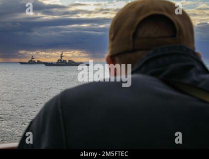 OCÉAN ATLANTIQUE (15 mars 2022) – l'enseigne Judd Linscott vérifie le roulement des navires circulant à la vapeur le long du destroyer de missiles guidés de classe Arleigh Burke USS porter (DDG 78), 15 mars. Le USS porter, déployé à Rota, en Espagne, participe actuellement à l'exercice de la Force opérationnelle dans la zone d'opérations de la flotte américaine 2nd. Le TTEX sert d'exercice de certification pour le déploiement indépendant des navires et est conçu pour tester la préparation et le rendement de la mission dans les opérations intégrées. Banque D'Images