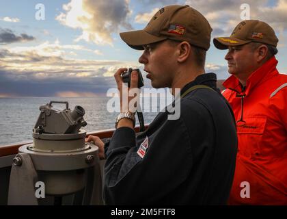 OCÉAN ATLANTIQUE (15 mars 2022) – l'enseigne Judd Linscott, à gauche, confirme un changement de vitesse et de cap sur l'aile du pont à bord du destroyer à missiles guidés de classe Arleigh Burke USS porter (DDG 78), 15 mars. Le USS porter, déployé à Rota, en Espagne, participe actuellement à l'exercice de la Force opérationnelle dans la zone d'opérations de la flotte américaine 2nd. Le TTEX sert d'exercice de certification pour le déploiement indépendant des navires et est conçu pour tester la préparation et le rendement de la mission dans les opérations intégrées. Banque D'Images