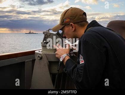 OCÉAN ATLANTIQUE (15 mars 2022) – l'enseigne Judd Linscott vérifie le roulement des navires circulant à la vapeur le long du destroyer de missiles guidés de classe Arleigh Burke USS porter (DDG 78), 15 mars. Le USS porter, déployé à Rota, en Espagne, participe actuellement à l'exercice de la Force opérationnelle dans la zone d'opérations de la flotte américaine 2nd. Le TTEX sert d'exercice de certification pour le déploiement indépendant des navires et est conçu pour tester la préparation et le rendement de la mission dans les opérations intégrées. Banque D'Images