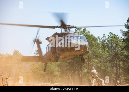 Les parachutistes du 2nd Bataillon, du 504th Régiment d'infanterie de parachutistes et de la 82nd Brigade de l'aviation de combat, 82nd Division aéroportée conduisent l'instruction de chargement de harnais 15 mars 2021, sur fort Bragg, NC. Ainsi, les parachutistes de la division Airborne 82nd sont toujours prêts à se déployer, à se battre et à gagner n'importe où dans les 18 heures suivant la notification en restant prêts et en formant toujours des compétences périssables. Banque D'Images