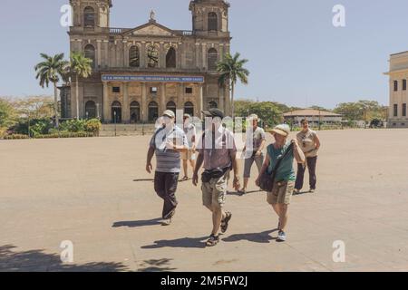 Les touristes avec un guide traversent la plaza en face de la vieille cathédrale qui a été endommagée lors du tremblement de terre de 1972 au Nicaragua. Banque D'Images