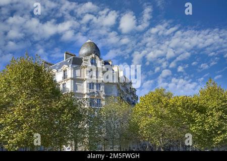 Paris, belles façades Haussmann dans un quartier luxueux de la capitale, avenue de Breteuil Banque D'Images