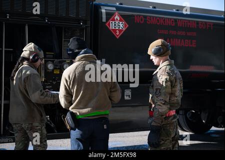 ÉTATS-UNIS Airman Aleksandr Zenski, un compagnon d'entretien de véhicule de l'escadron de préparation logistique (LRS) 354th (à droite), surveille Airman classe 1st Alexa Lardin Llamas, un exploitant de distribution de carburant LRS 354th (à gauche), distribue des documents à Airman classe 1st Ian Sears, un chef d'équipage de l'unité de maintenance d'aéronef 356th, Après un ravitaillement en jet lors d’une immersion d’un jour dans la base aérienne d’Eielson, en Alaska, au 15 mars 2022. Au cours de l’immersion, les chefs d’équipage «honoraires» accompagnent le personnel d’entretien au cours des inspections, du lancement, de la récupération et du ravitaillement des aéronefs affectés. Banque D'Images