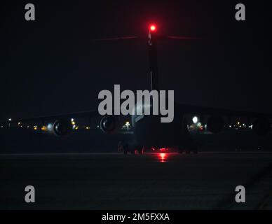 Un F-22 Raptor prend son envol avec afterburner lors d'une mission de nuit à la base aérienne d'Al Dhafra, aux Émirats arabes Unis, au 15 mars 2022. Les F-22s ont été rapidement déployés à la base plus tôt dans le mois, sur commande des États-Unis Secrétaire de la Défense en coordination avec le Prince héritier d'Abu Dhabi et rejoindre une gamme de capacités aériennes de combat conjointes, de coalition et alliées et partenaires déjà basées dans la région. Banque D'Images