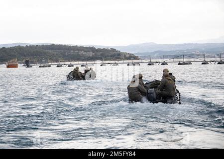 BAIE DE SOUDA, Grèce (15 mars 2022) États-Unis Les Marines affectés à la Force opérationnelle 61/2 effectuent des opérations d'eau avec un engin de raiding de combat en caoutchouc près de la baie Souda, en Grèce, au 15 mars 2022. La Force opérationnelle 61/2 fournira temporairement un soutien de commandement et de contrôle au commandant des États-Unis Sixième flotte, et synchroniser les unités et les capacités de la Marine et du corps des Marines déjà sur le théâtre, en appui aux alliés et partenaires régionaux et aux intérêts de sécurité nationale des États-Unis. Banque D'Images