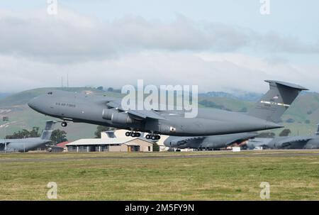 A ÉTATS-UNIS Air Force C-5M Super Galaxy prend son envol de la base aérienne de Travis, Californie, 15 mars 2022. La mission principale de la base aérienne Travis est de fournir un transport aérien mondial rapide, réactif et fiable à l'appui de nos objectifs nationaux et de répondre aux besoins du ministère de la Défense. Banque D'Images