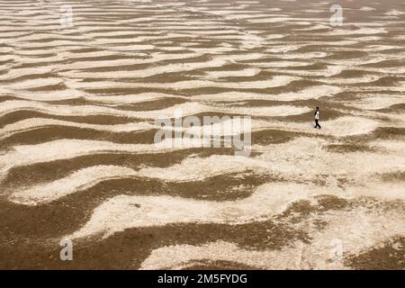 LA SÉCHERESSE, C'EST UN PAYSAGE TRÈS COMMUN AU BANGLADESH, QUAND CETTE PÉRIODE EST VENUE ALORS LES BANGLADAIS FONT FACE À UN MOMENT TRÈS CRUCIAL. Banque D'Images