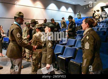 Le sergent d'état-major Devante McLean est félicité par les amis, les membres de l'unité et les membres du Sergent Audie Murphy Club à la fin de sa cérémonie d'initiation. McLean a été intronisé au chapitre de la victoire de la SAMC 15 mars 2022, aux États-Unis Auditorium de l'Institut de l'armée pour les chefs religieux. Banque D'Images