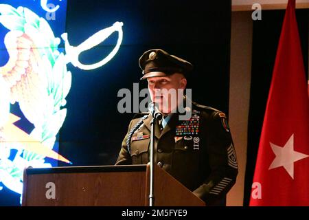 Le sergent de commandement, Maj. Stuart Sword, 1st Bataillon, 64th Infantry Regiment et conférencier invité, souhaite la bienvenue au sergent d'état-major Devante McLean au chapitre victoire du club de sergent Audie Murphy, 15 mars 2022. McLean a été intronisé lors d'une cérémonie tenue aux États-Unis Auditorium de l'Institut de l'armée pour les chefs religieux. Banque D'Images