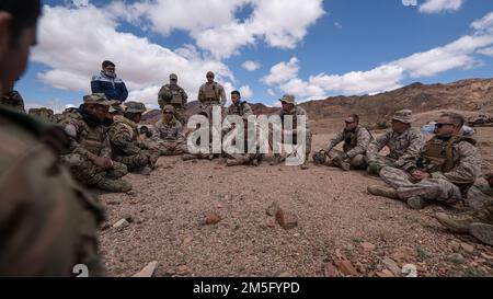 CAMP TITN, Jordanie (15 mars 2022) - États-Unis Les Marines affectés à l'équipe combinée anti-armure (CAAT), 2nd Bataillon, 24th Marines et des membres du 61st Bataillon de la Force de réaction rapide, Groupe des forces spéciales du Roi Abdullah II discutent et échangent des tactiques d'armes à feu pendant l'exercice Intrepid Maven 22-1, à bord du camp Titin, Jordanie, 15 mars. La GI est une série d'engagements bilatéraux entre les États-Unis Les Forces du corps maritime, le Commandement central et le JAF qui offrent une occasion d'échanger des tactiques et des compétences militaires. L'IM 22-1 est le premier des engagements multiples prévus entre les États-Unis Corps de la marine et JAF Banque D'Images