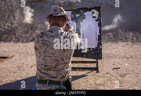 CAMP TITITITIN, Jordanie (15 mars 2022) – Une marine affectée au 2nd Bataillon, 24th Marines tire un pistolet Beretta M9 sur une gamme de pistolets des forces armées jordaniennes (JAF) dans le cadre de l'exercice Intrepid Maven 22-1 à bord du Camp Titin, Jordanie 15 mars. La GI est une série d'engagements bilatéraux entre les États-Unis Les Forces du corps maritime, le Commandement central et le JAF qui offrent une occasion d'échanger des tactiques et des compétences militaires. L'IM 22-1 est le premier des engagements multiples prévus entre les États-Unis Marine corps et le JAF pour accroître l'interopérabilité, renforcer notre partenariat durable, dissuader les acteurs malveillants dans le RE Banque D'Images