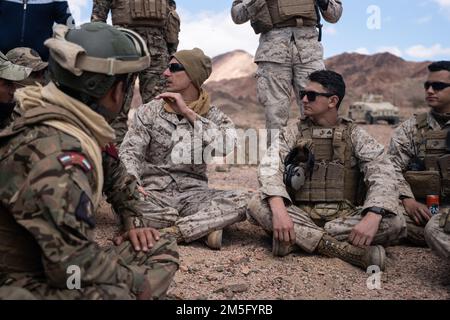 CAMP TITN, Jordanie (15 mars 2022) - États-Unis Les Marines affectés à l'équipe combinée anti-armure (CAAT), 2nd Bataillon, 24th Marines et des membres du 61st Bataillon de la Force de réaction rapide, Groupe des forces spéciales du Roi Abdullah II discutent et échangent des tactiques d'armes à feu pendant l'exercice Intrepid Maven 22-1, à bord du camp Titin, Jordanie, 15 mars. La GI est une série d'engagements bilatéraux entre les États-Unis Les Forces du corps maritime, le Commandement central et le JAF qui offrent une occasion d'échanger des tactiques et des compétences militaires. L'IM 22-1 est le premier des engagements multiples prévus entre les États-Unis Corps de la marine et JAF Banque D'Images