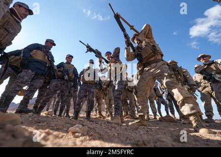CAMP TITITITIN, Jordanie (15 mars 2022) - Marines des États-Unis avec 2nd Bataillon, 24th Marines et Marines jordaniennes du 77th Royal Jordanian Marine Bataillon concourent dans un défi de rechargement de vitesse de munitions lors de l'exercice Intrepid Maven (IM) 22-1, à bord du Camp Titin, Jordanie, mars 15. Im est une série d'engagements bilatéraux entre les forces du corps des Marines des États-Unis, le Commandement central et les Forces armées jordaniennes (JAF) qui offre une occasion d'échanger des tactiques et des compétences militaires. L'IM 22-1 est le premier des engagements multiples prévus entre le corps des Marines des États-Unis et le JAF pour accroître l'interopérabilité Banque D'Images