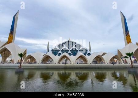 Bandung, Indonésie. 26th décembre 2022. Vue sur la mosquée Al Jabbar à Bandung. Masjid Raya Al-Jabbar peut accueillir 50 000 fidèles et sera inauguré vendredi par le gouverneur de Java Ouest, Ridwan Kamil, 30 décembre 2022. (Photo par Algi Febri Sugita /SOPA Images/Sipa USA) crédit: SIPA USA/Alay Live News Banque D'Images