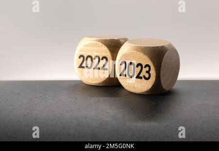 Exprimer le processus de changement à 2023 avec bloc de bois Banque D'Images