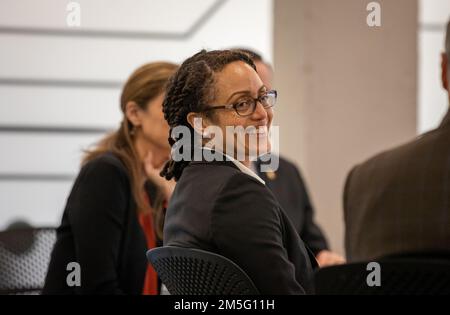 Le Dr Stacey Dixon, directeur adjoint principal du renseignement national, visite le quartier général de l'AFC, l'usine de logiciels de l'Armée de terre et l'AAL pour discuter des nombreuses initiatives technologiques de pointe que poursuit AFC, ainsi que de l'importance cruciale de protéger nos avancées technologiques contre nos adversaires. Banque D'Images