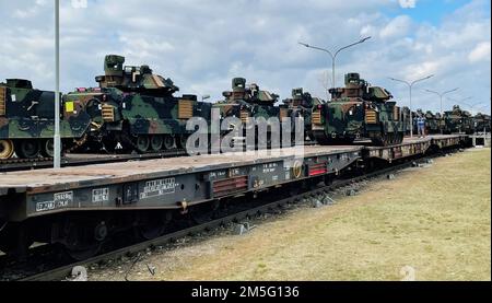 Des dizaines de M2 véhicules de combat d'infanterie Bradley sont chargés sur des wagons de chemin de fer allemands sur le site de Coleman à Mannheim, en Allemagne, en mars 14. La Brigade de soutien sur le terrain de l'Armée de terre de 405th expédie maintenant des stocks-2 prépositionnés par des transporteurs de ligne-transport et de Deutsche Bahn, également connu sous le nom de chemin de fer allemand. À leur arrivée à Grafenwoehr, les véhicules APS-2 et les pièces d'équipement seront envoyés à l'équipe de combat de la Brigade blindée de 1st, 3rd Division d'infanterie, déployée en Allemagne depuis les États-Unis face à l'agression russe, les États-Unis ont maintenant plus de 100 000 membres de service en Europe. Les États-Unis ont également repositionné OT Banque D'Images