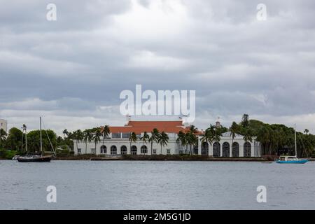 Le musée Henry Flagler Morrison et le pavillon Flagler Kenan à Palm Beach, en Floride, photographiés de l'autre côté du lagon de Lake Worth. Banque D'Images