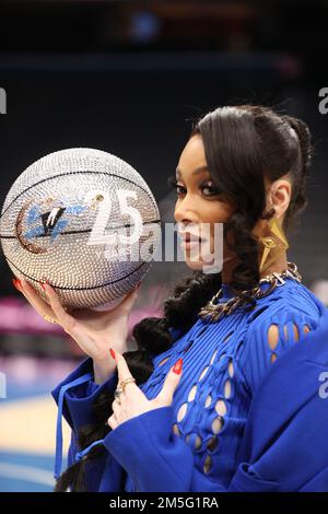 Washington, DC, États-Unis. 28th décembre 2022. Winnie Harlow tient une balle commémorative en l'honneur des Wizards 25th ans au match de la NBA des Wizards contre Phoenix Suns à la Capital One Arena de Washington, DC sur 28 décembre 2022. Crédit : Mpi34/Media Punch/Alamy Live News Banque D'Images