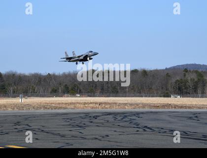 Le F-15Cs de la US Air Force, de la 104th Fighter Wing de la Massachusetts Air National Guard, de la base de la Garde nationale Barnes Air, Mass., revient de soutenir l'opération Noble Defender (OND) du Commandement de la défense aérospatiale de l'Amérique du Nord (NORAD), le 16 mars 2022. Dans le cadre de l'OND, qui est une opération récurrente, la région continentale des États-Unis du NORAD (CONR) a coordonné et mené des opérations d'interception d'aéronefs binationaux tout en lançant simultanément des avions à partir de différents endroits de la côte est des États-Unis. Cette itération de la RNO, impliquant les biens de la première Force aérienne et de la Force aérienne du Nord, est Banque D'Images