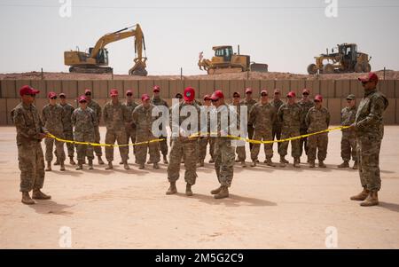 Brig. Le général Robert Davis, commandant de l'escadre expéditionnaire aérien 378th, et les aviateurs du Red Horse Escadron expéditionnaire 557th participent à une cérémonie de découpe de ruban à la base aérienne du Prince Sultan, Royaume d'Arabie saoudite, au 16 mars 2022. La cérémonie de découpe du ruban a eu lieu pour célébrer l'expansion de la zone d'entreposage des munitions de la SAEA. Banque D'Images