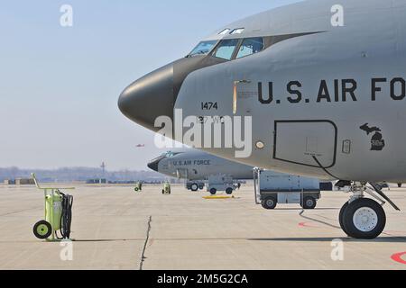 KC-135 les Stratotankers, du Groupe de ravitaillement en carburant aérien 127th, subissent une inspection de routine le mercredi 16th mars à la base de la Garde nationale aérienne de Selfridge, au Michigan. Le KC-135 Stratotanker fournit des capacités de ravitaillement en vol, de transport de passagers et d'évacuation aéromédicale pour l'Armée de l'air, la Marine et le corps des Marines des États-Unis, ce qui améliore la capacité de l'Armée de l'air d'accomplir sa mission principale de portée mondiale. Banque D'Images