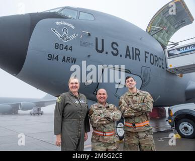 (De gauche à droite) Col. Lara Morrison, commandant de l'escadre de ravitaillement en vol 914th (à gauche), Sgt. Anthony Battaglia et Tech. Le Sgt Alexander Coppola, Escadron de maintenance des aéronefs 914th KC-135 les chefs d'équipage se tiennent fièrement devant l'aéronef 8044, 16 mars 2022, à la station de la réserve aérienne de Niagara Falls, à New York. Morrison pilote ce navire phare de la flotte ARW KC-135 914 et Battaglia est le chef d'équipage dévoué. Coppola est le chef d'équipage dédié de l'avion 1472 qui a été le premier à avoir l'art du nez appliqué plus tôt ce mois-ci. Banque D'Images