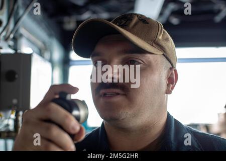 220316-N-VS068-1017 OCÉAN PACIFIQUE (16 mars 2022) – le compagnon de Boatswain de classe 2nd Christopher Spell relaie l’information sur le système d’annonce du navire au cours d’une montre à bord d’un navire d’assaut amphibie USS Makin Island (LHD 8), 16 mars. L'île Makin est en cours d'exécution des opérations de routine dans la flotte américaine 3rd. Banque D'Images