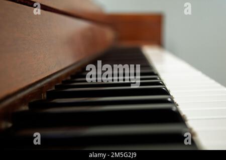 Gros plan sur les piano-clés droits en bois Banque D'Images