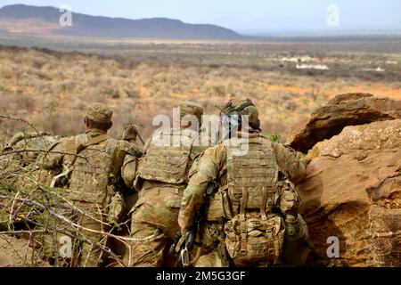 ÉTATS-UNIS Les soldats de l'armée PFC. Renald Gutierrez (à gauche) , PV2. Adam Stubbs (au centre) et le SPC. Dayten James-Foree (à droite), de la Compagnie MOD, 1st Bataillon, 503rd infanterie Regiment, 173rd Airborne Brigade, Observez leur zone d'engagement au cours de la dernière formation de l'exercice Accord justifié, 16 mars 2022. L'exercice d'un accord justifié permet aux États-Unis et à nos partenaires africains de soutenir une paix et une stabilité durables dans la région. Plus de 800 membres du personnel ont participé à l'exercice, qui comprenait un exercice multinational de formation sur le terrain et un exercice de poste de commandement, le 28 février, à 17 mars 2021. Banque D'Images