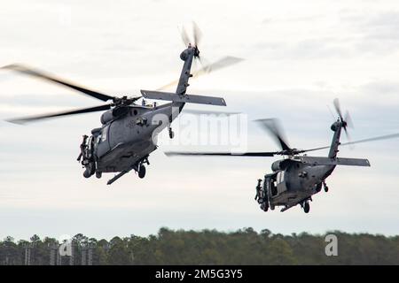 Une paire de faucons pave HH-60G affectés au 101st Escadron de sauvetage, 106th escadre, base de la Garde nationale aérienne Francis S. Gabreski, Westhampton Beach, New York, décollage à la station aérienne Marine corps Cherry point, Caroline du Nord, 16 mars 2022. Le 101st a travaillé aux côtés du 107th Fighter Squadron et a utilisé Cherry point et ses champs périphériques pour des opérations de recherche et de sauvetage au combat. Banque D'Images